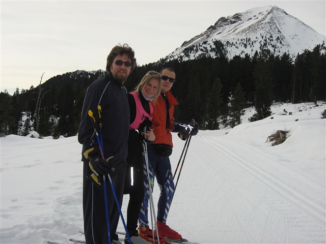 Riccardo, Martina e Davide Quadrio in riposo durante la salita agli Oclini.